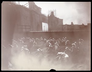 Mädchen arbeiten auf einem Dachgarten, Manhattan Bridge im Hintergrund, New York, 1910